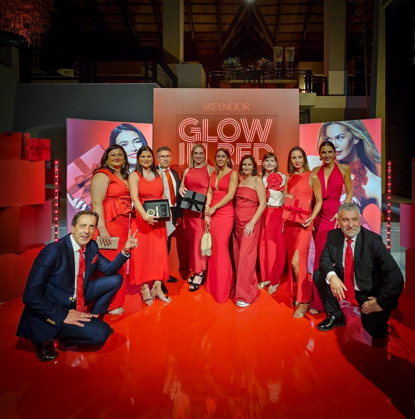 ¡Glow in RED! Ya se siente la navidad - Imagen 1